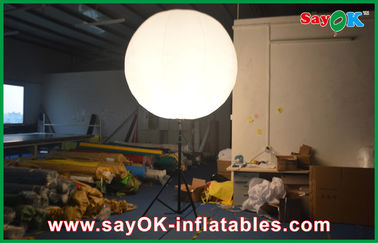 Ελκυστική διογκώσιμη διακόσμηση φωτισμού που στέκεται διαφημιστικός τον κάτοχο μπαλονιών
