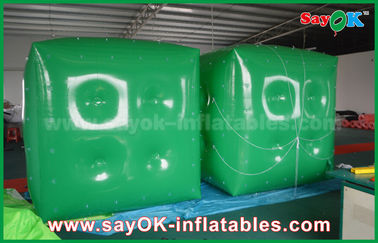 Διαφήμιση του άσπρου πράσινου διογκώσιμου μπαλονιού/του μπαλονιού ηλίου κύβων με την τυπωμένη ύλη λογότυπων