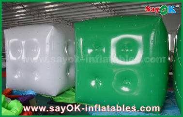 Διαφήμιση του άσπρου πράσινου διογκώσιμου μπαλονιού/του μπαλονιού ηλίου κύβων με την τυπωμένη ύλη λογότυπων