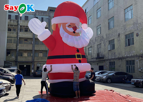 Ο μεγάλος φουσκωτός Άγιος Βασίλης ανατινάζει τη Χριστουγεννιάτικη διακόσμηση για υπαίθρια δραστηριότητα