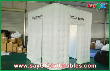 Διογκώσιμο στούντιο 3 φωτογραφιών άσπρη διογκώσιμη φορητή σκηνή Photobooth κύβων πορτών με το μέγεθος 2.5m