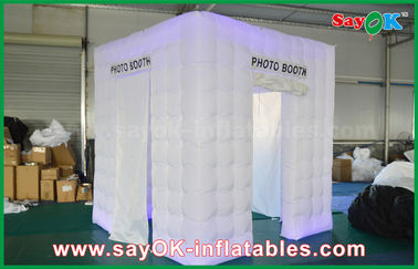 Διογκώσιμο στούντιο 3 φωτογραφιών άσπρη διογκώσιμη φορητή σκηνή Photobooth κύβων πορτών με το μέγεθος 2.5m