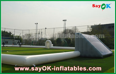 Διογκώσιμος γιγαντιαίος 10m ποδοσφαιρικών παιχνιδιών διογκώσιμος αγωνιστικός χώρος ποδοσφαίρου, φορητό διογκώσιμο γήπεδο ποδοσφαίρου με το υλικό PVC