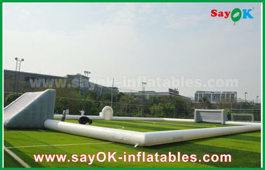 Διογκώσιμος γιγαντιαίος 10m ποδοσφαιρικών παιχνιδιών διογκώσιμος αγωνιστικός χώρος ποδοσφαίρου, φορητό διογκώσιμο γήπεδο ποδοσφαίρου με το υλικό PVC