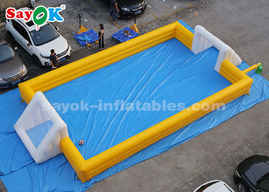 Γιγαντιαίο διογκώσιμο ποδόσφαιρο 12*6m κίτρινο διογκώσιμο γήπεδο ποδοσφαίρου αθλητικών παιχνιδιών PVC διογκώσιμο