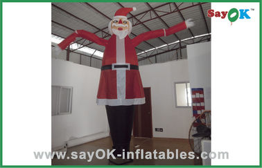 Οι χορεύοντας μαριονέτες Άγιος Βασίλης αέρα που διαφημίζουν το διογκώσιμο χορευτή αέρα για τα Χριστούγεννα γιορτάζουν