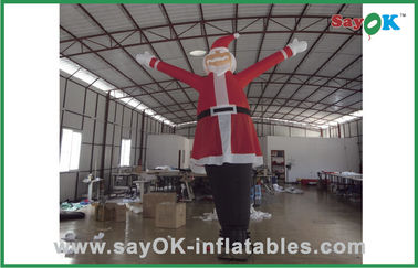 Οι χορεύοντας μαριονέτες Άγιος Βασίλης αέρα που διαφημίζουν το διογκώσιμο χορευτή αέρα για τα Χριστούγεννα γιορτάζουν