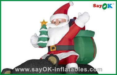 Η διογκώσιμη διακόσμηση Χριστουγέννων χιονανθρώπων Santa Χριστουγέννων με το δώρο και ο Μαύρος αντέχουν
