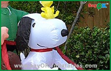 Διογκώσιμη οικογένεια Χριστουγέννων με το σκυλί στο έλκηθρο για τη διακόσμηση Χριστουγέννων