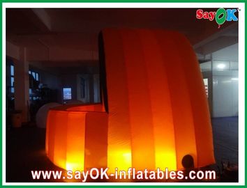 Διογκώσιμος διαφήμισης φραγμός Inflatalbe υφασμάτων θαλάμων πορτοκαλής αεροστεγής για το μπαρ/το γεγονός με τον οδηγημένο φωτισμό